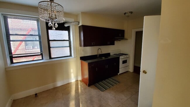 Primary Photo - 82 Delano Ave