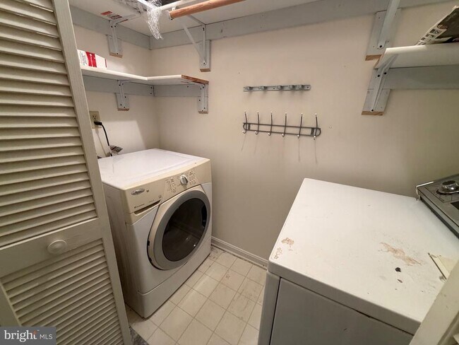 Building Photo - 916 Windbrooke Dr