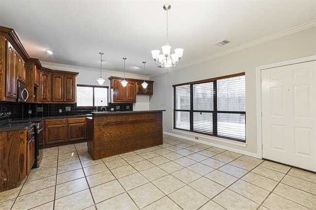 Building Photo - 6203 Oak Bay Dr