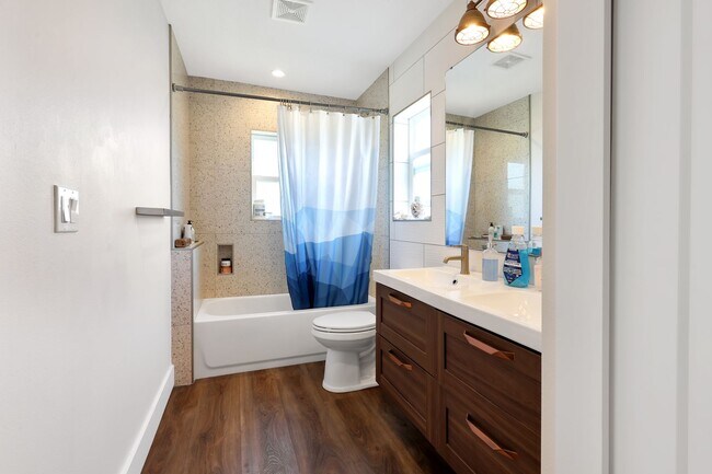 Building Photo - 4bd/3.5bth Perfectly Located Modern Townhouse