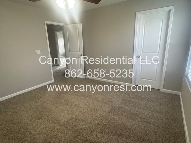Building Photo - 2521 Spinnaker Dr