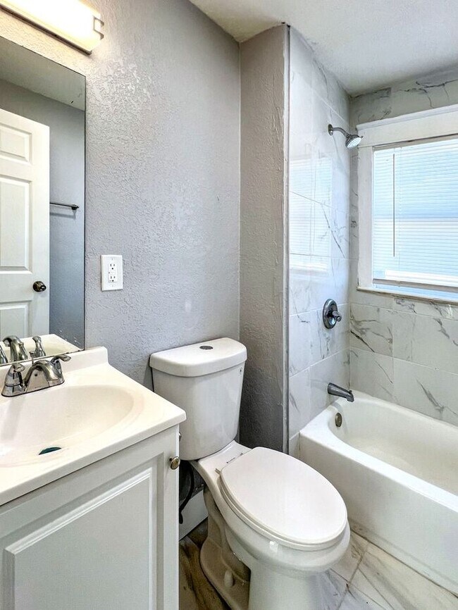 Building Photo - Spacious & Charming 5-Bedroom Home with Mo...