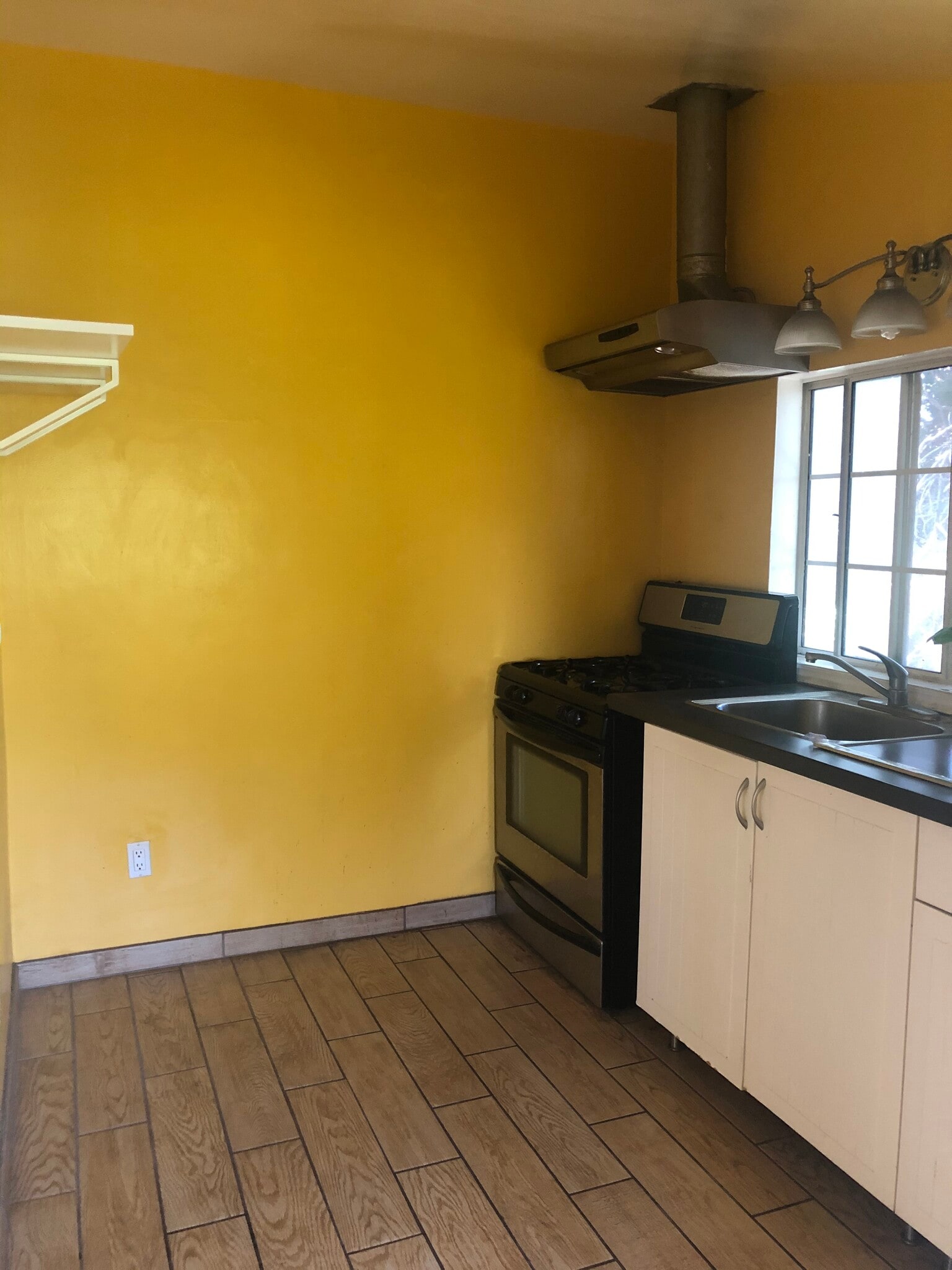 Kitchen - 6142 Oak Ave