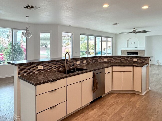 Building Photo - Northwest Valley 6 bdr  4400 sq ft  with RV parking, pool, covered patio -  all on a 1/2 acre lot!