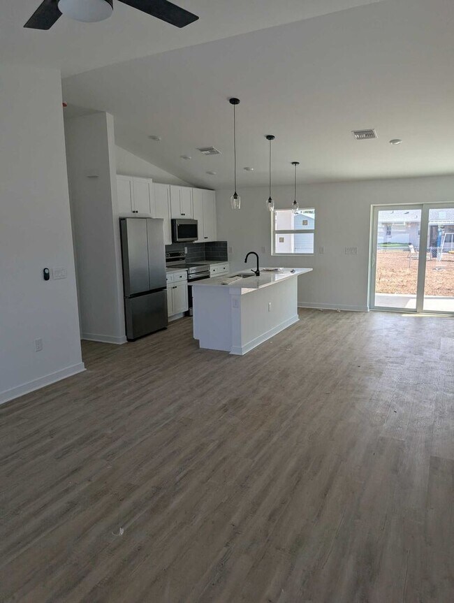 Building Photo - 1423 NE 12th Pl