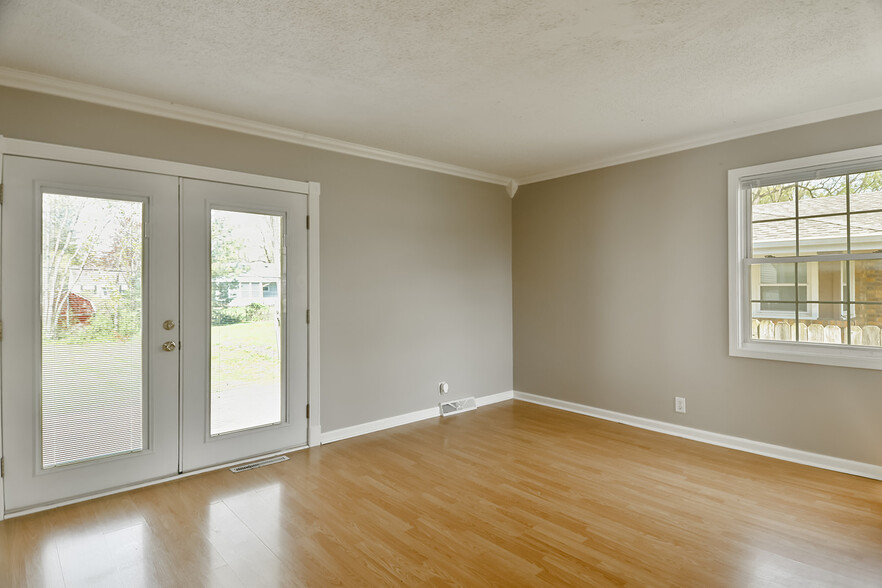 living room - 314 Clifford Ave