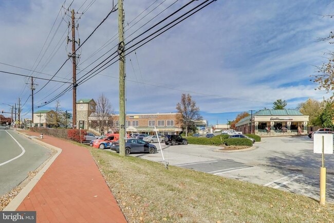 Building Photo - 16 Orchard Dr