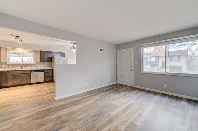 Building Photo - Pet Friendly, Renovated Home in Fox School District