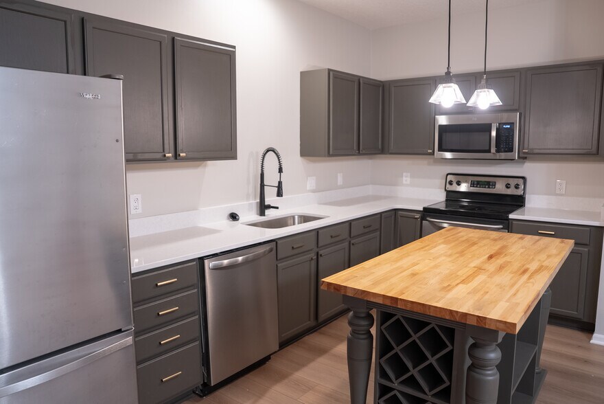 Building Photo - 928 NE Kamies Ln