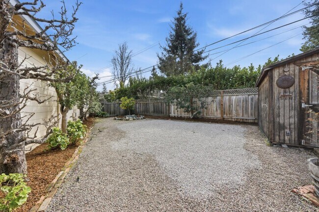 Building Photo - 8 Patricia Pl