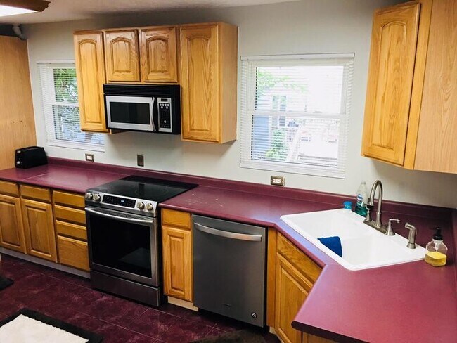 Building Photo - 5624 Lake St