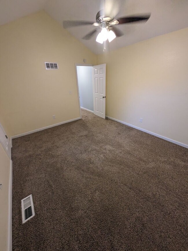 Building Photo - 307 NE Timbercreek Dr