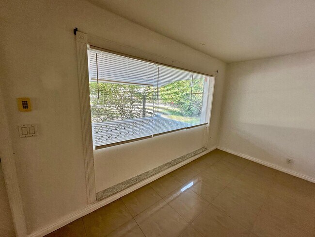 Building Photo - 308 SE 12th St