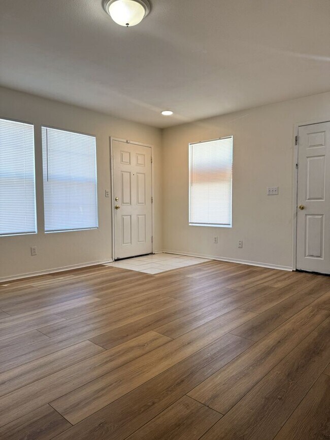 Building Photo - Don’t Miss Out on this 3/2.5 home