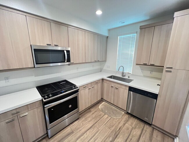 Building Photo - Perfect 2 Bed 2.5 Bath Orange Condo!