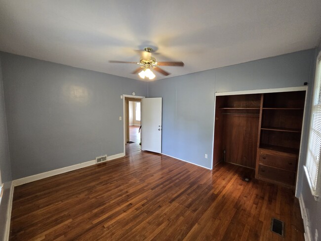 Building Photo - 604 Highland Park Dr