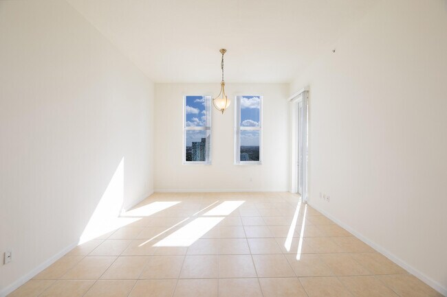 Building Photo - 511 SE 5 Ave