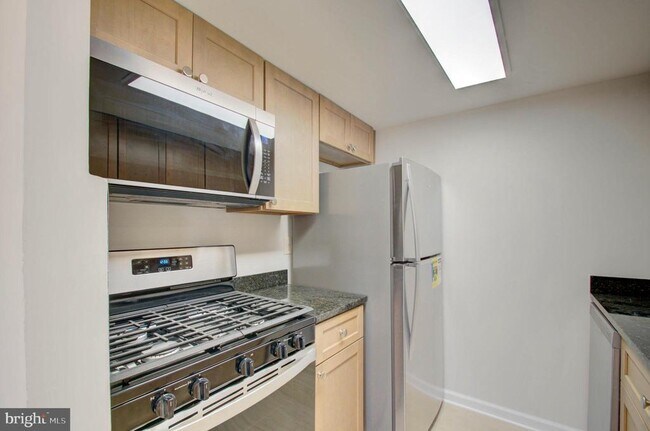 Building Photo - 565 W Diamond Ave