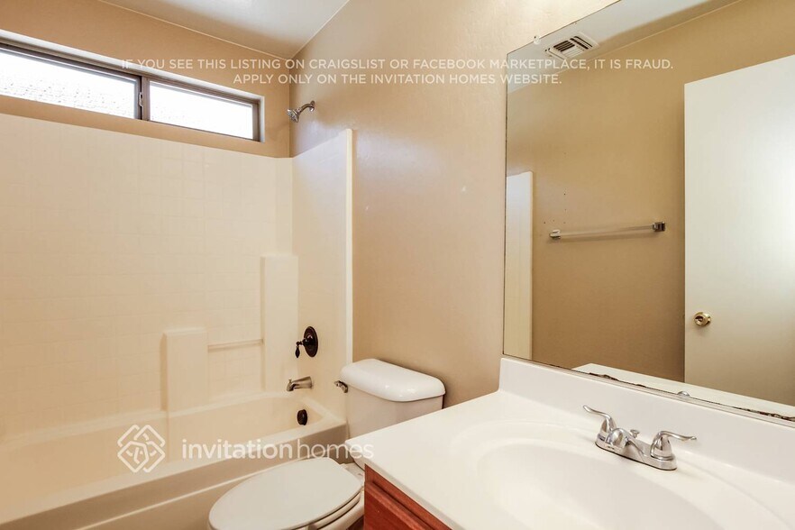 Building Photo - 12921 W Fleetwood Ln