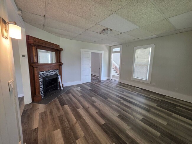 Building Photo - 3BR/2BA Home with Detached Garage & Large Yard