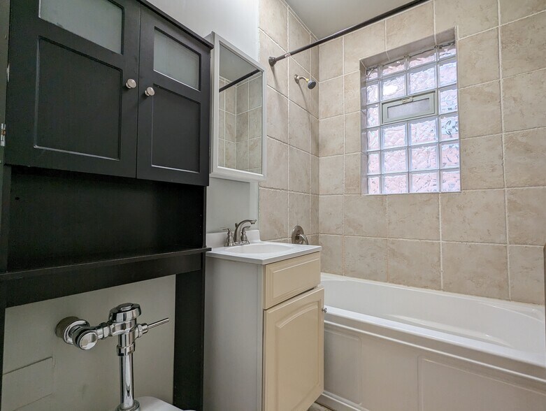 Building Photo - 542 W Surf St