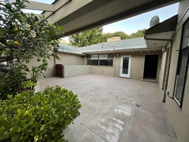 Building Photo - 802 Center Dr