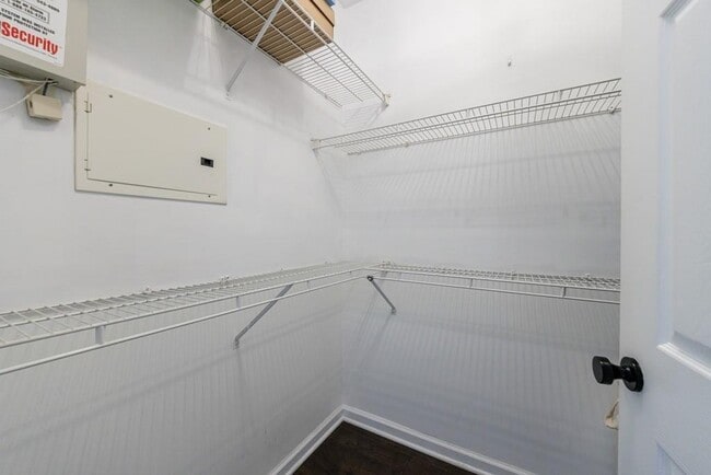 Building Photo - 2700 Pine Tree Rd NE