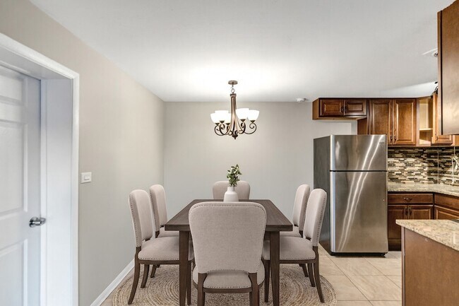 Building Photo - 1321 Yarmouth Ct