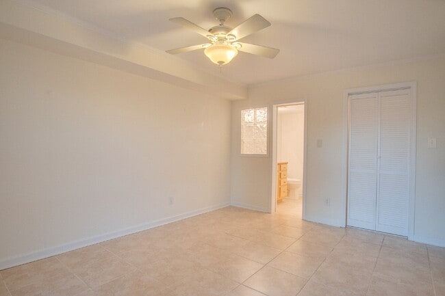 Building Photo - Stylish Condo in Waterfront Bayview Terrace – Updated Interiors, In-Unit Washer/Dryer, Access to ...