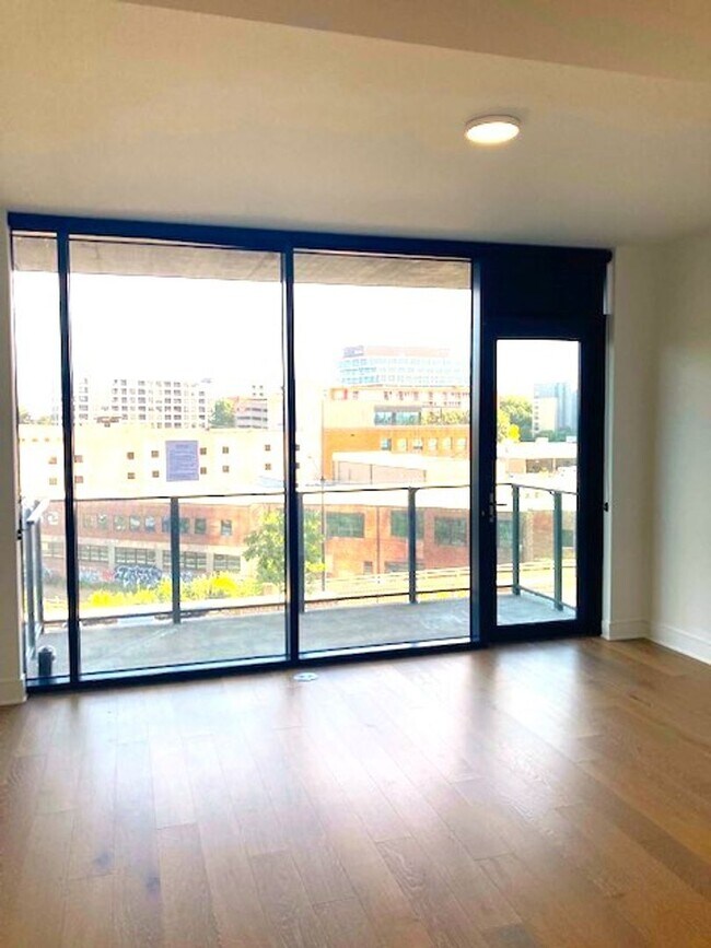 Building Photo - High Rise Condo Living at Its Best!!!!