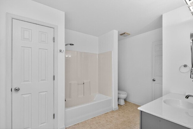 Building Photo - 3008 Lakeshore Dr
