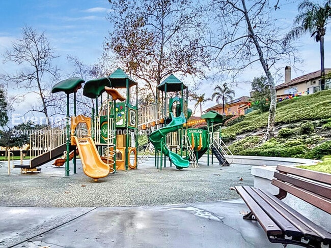 Building Photo - 9 Vía Espiritu