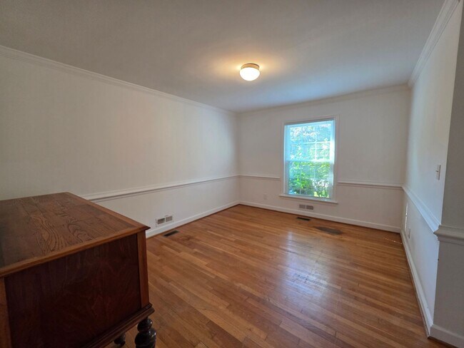 Building Photo - Larchmont