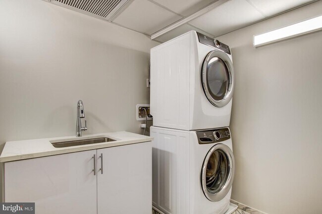 Building Photo - 1781 N Pierce St