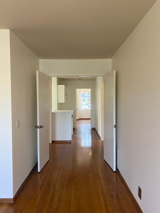 Building Photo - Townhome in the heart of Norwalk!
