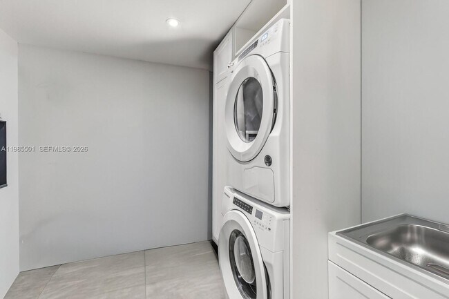 Building Photo - 1111 Crandon Blvd