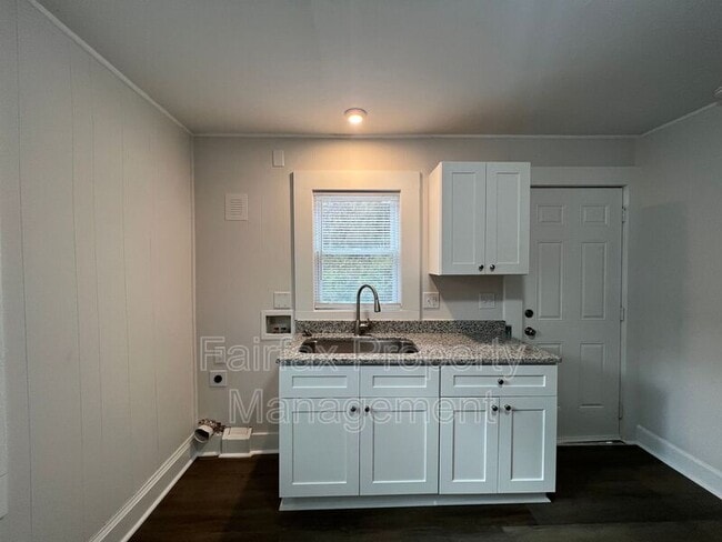 Building Photo - 215 Temple Ave