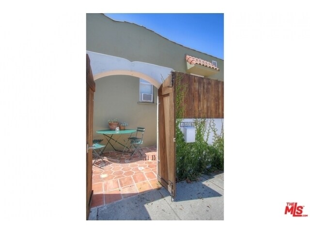 entrance - 1876 Ripple St