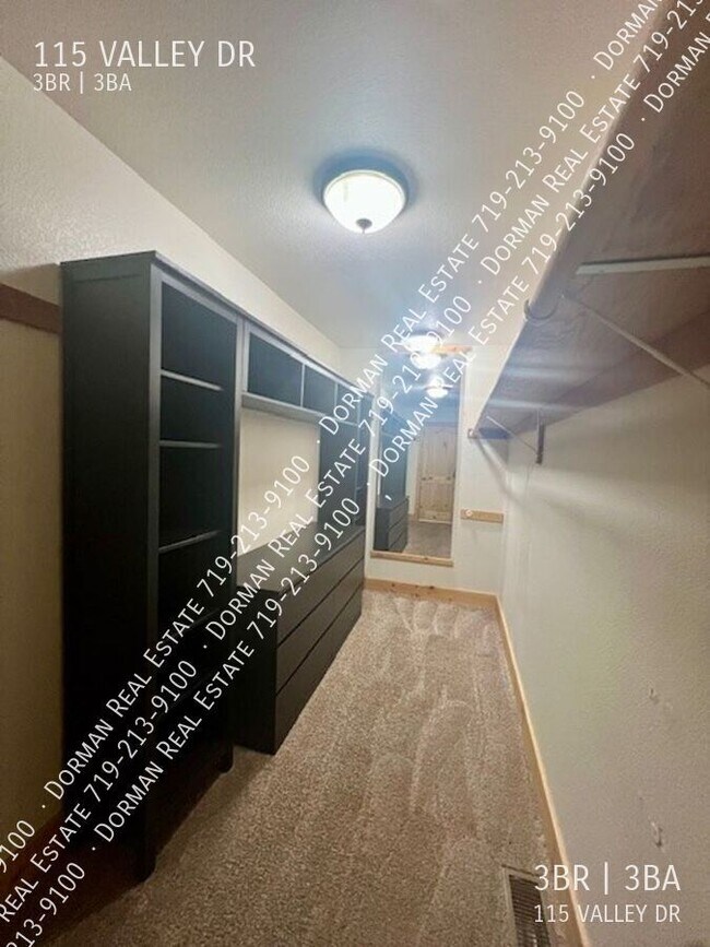 Building Photo - 115 Valley Dr