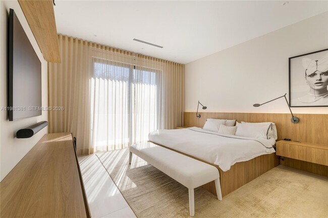 Building Photo - 707 NE 77th St