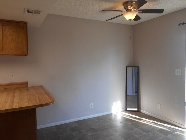 Building Photo - 898 Rhinegold Way