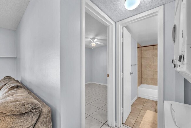 Building Photo - 801 Russell Ln