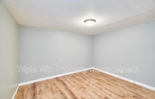 Building Photo - 1405 Willowbrook Dr