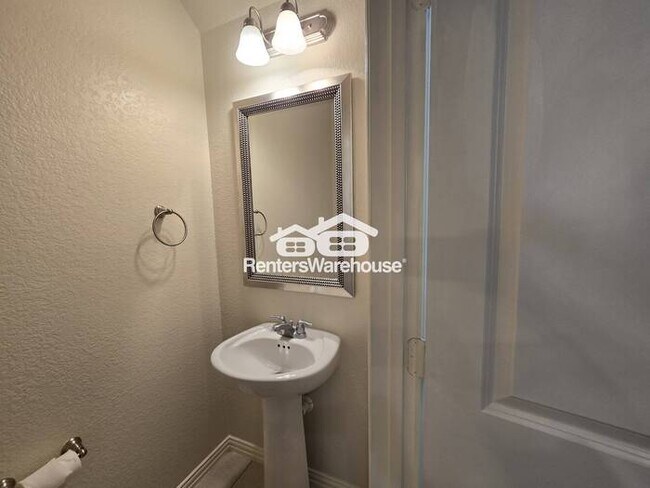 Building Photo - MOVE IN READY - Spacious 2-story townhouse...