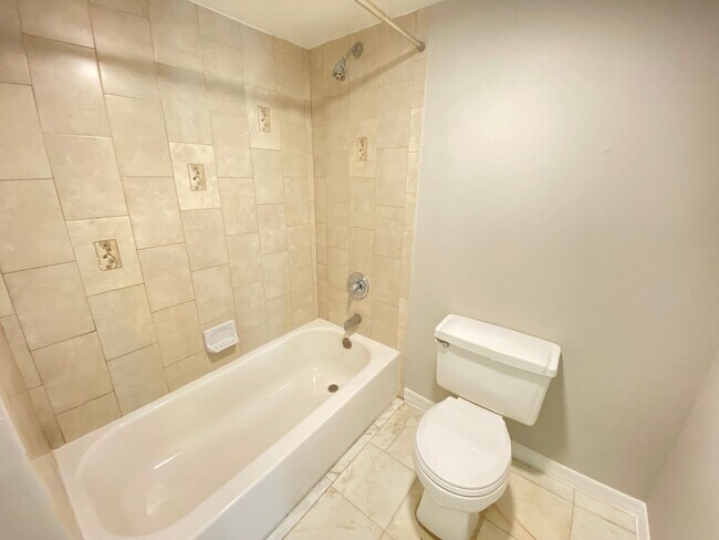 Building Photo - SANDY COVE CONDO - 1BR/1BA WITH BALCONY