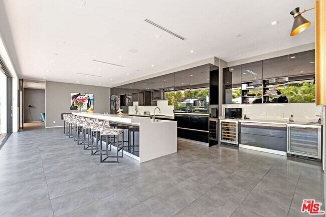 Building Photo - 9570 Sunset Blvd