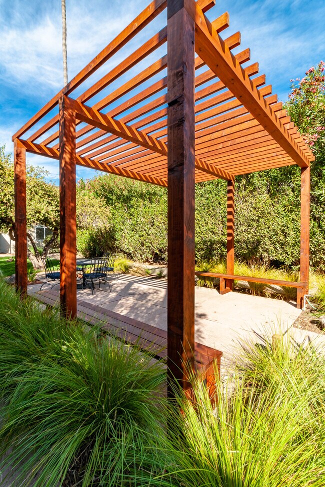 Building Photo - 465 Calderon Ave