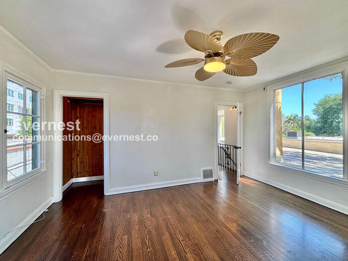 Building Photo - 132 N Crescent Heights Blvd