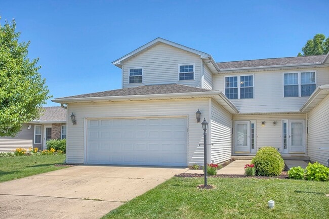 Building Photo - Beautiful Prairie Fields Townhouse — 3 Bed / 2.5 Bath + Loft