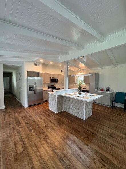 Building Photo - 8820 Manoo Pl